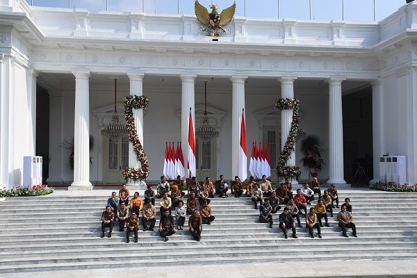 Presiden Joko Widodo didampingi Wapres Ma'ruf Amin memperkenalkan jajaran menteri Kabinet Indonesia Maju di tangga veranda Istana Merdeka, Jakarta, Rabu (23/10/2019). 