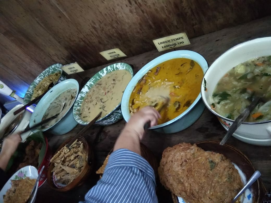 Berbagai menu yang disajikan di Kopi Klotok Pakem.