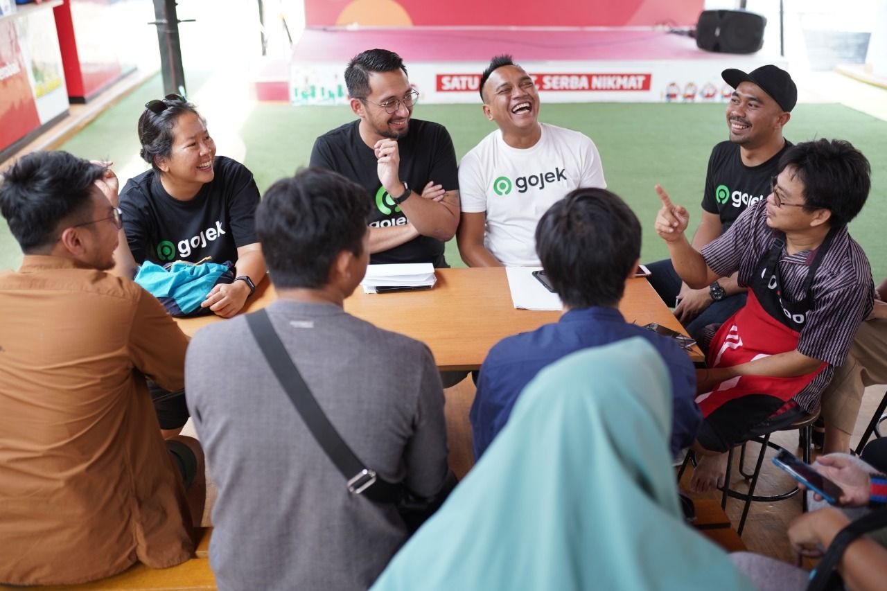 Michael Reza Say, Anandita Danaatmadja (ketiga dari kanan) dan Trinity Traveler berkunjung ke merchant legendaris