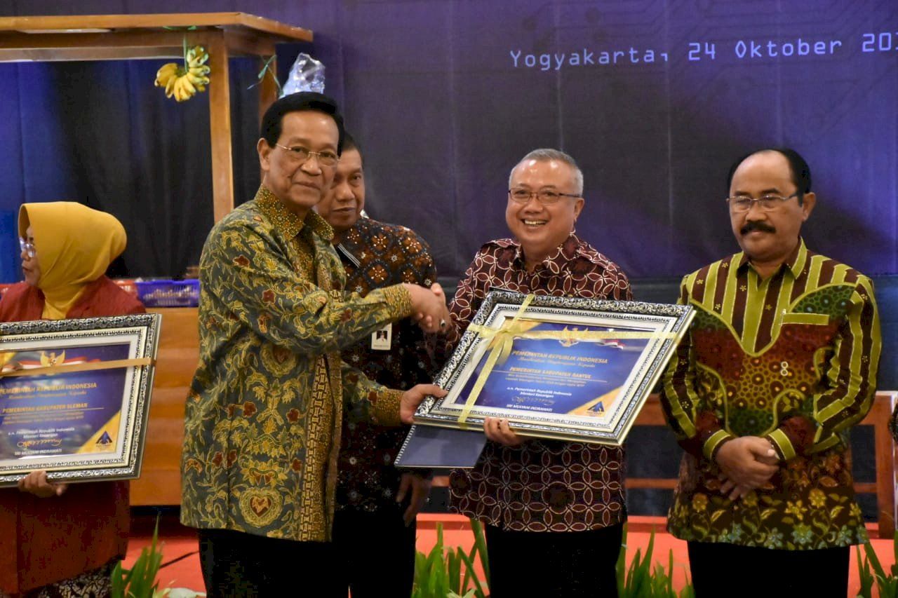 Bupati Bantul Suharsono menerima Piagam Opini WTP yang diserahkan Gubernur DIY Sri Sultan Hamengkubuwono X.