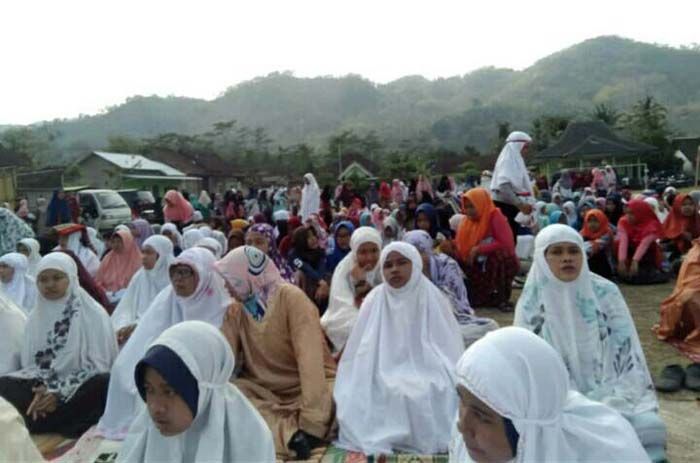 Warga Ngadiraja menggelar sholat Istiqa