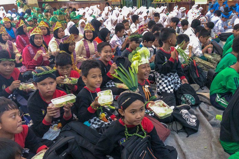 Para siswa saat menghadiri pencanangan "Gebyur" di Balaikota Yogyakarta.