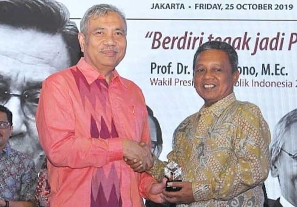 Bupati Indartao (kanan) menerima penghargaan Anugerah Pandu Negeri