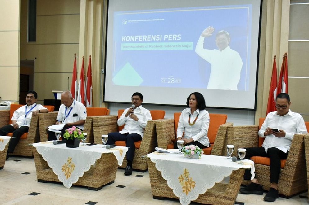 Menkominfo Johnny G Plate saat menggelar jumpa pers perdana dengan tema “Kemenkominfo di Kabinet Indonesia Maju” di Ruang Serbaguna Kementerian Kominfo Jakarta, Senin (28/10/2019).