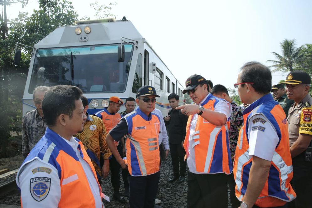 Gubernur Lampung Arinal Djunaidi saat meninjau lokasi pembangunan stasiun kereta api bandara, Kamis (31/10/2019), di KM 34 Branti, Lampung Selatan.