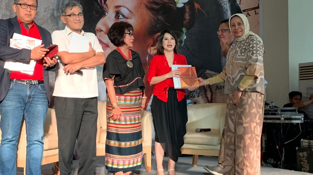 <p>Grace Natalie Menerima Buku dari Direktorat Sejarah.</p>
