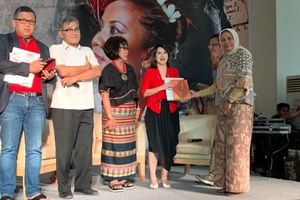 <p>Grace Natalie Menerima Buku dari Direktorat Sejarah.</p>
