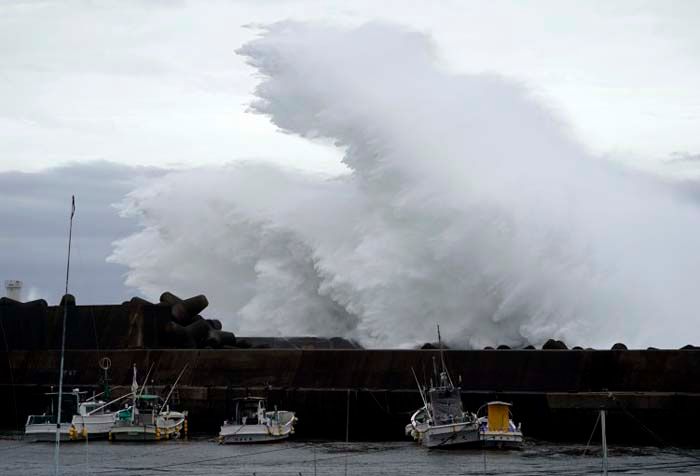 <p>Saat topan Hagibis mendekat, ombak menerpa pemecah gelombang di sebuah pelabuhan di kota Kiho, Prefektur Mie, Jepang Jumat (11/10/2019)/</p>

