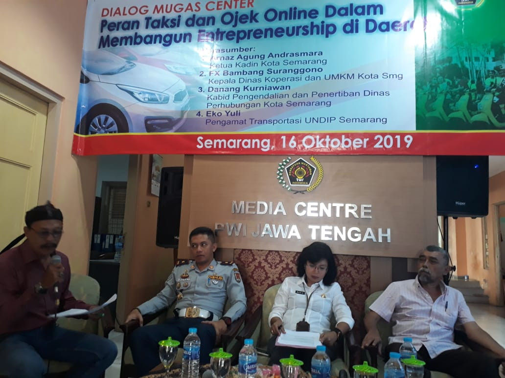 <p>Diskusi Peran Taksi dan Ojek Online Dalam Mendorong Entrepreneurship di Daerah</p>
