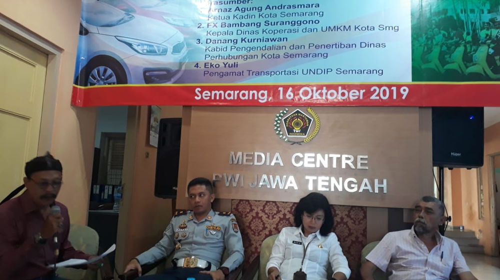 <p>Diskusi Peran Taksi dan Ojek Online Dalam Mendorong Entrepreneurship di Daerah</p>
