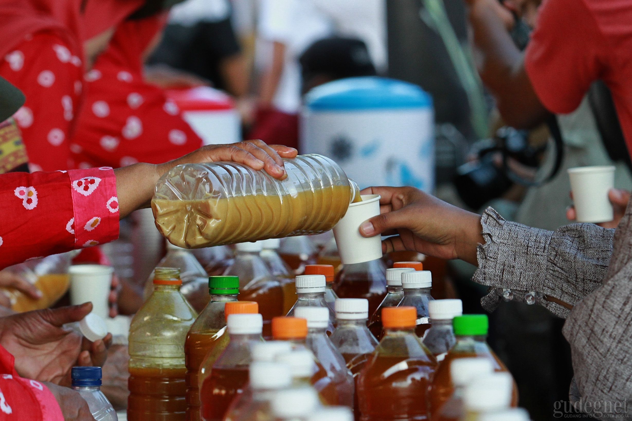 Jamu gratis dibagikan saat acara Selasa Wagen di Malioboro, Selasa (5/11)