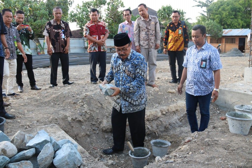 Peletakan batu pertama pembangunan Gedung PD BPR Bank Pasar Kulon Progo oleh Bupati Sutedjo