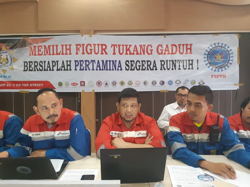 Serikat Pekerja Pertamina Plaju tolak Ahok menjabat di Pertamina.