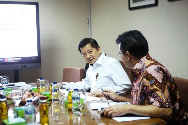 Menteri PPN/Kepala Bappenas (kiri) saat rapat di Kementerian PPN.