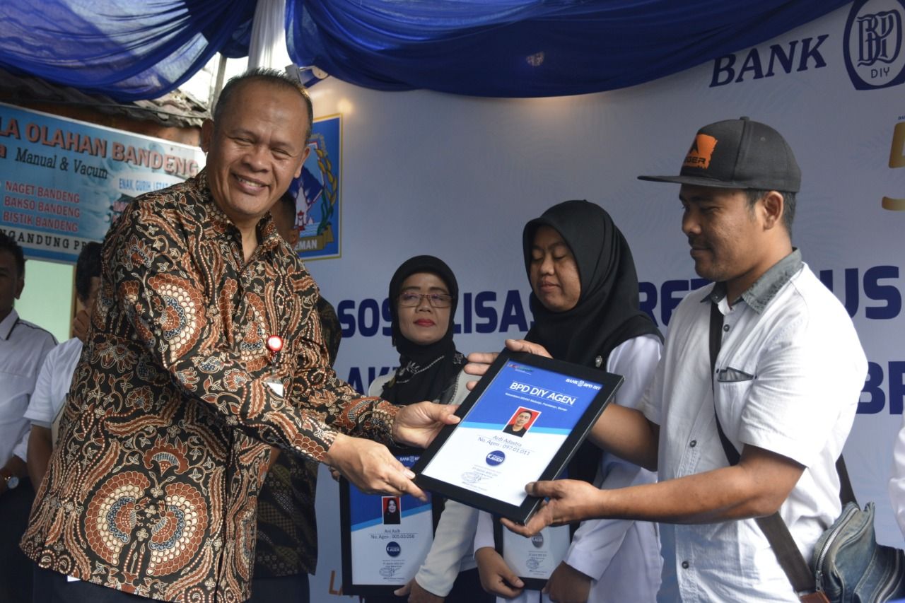 Penyerahan penghargaan kepada agen Laku Pandai