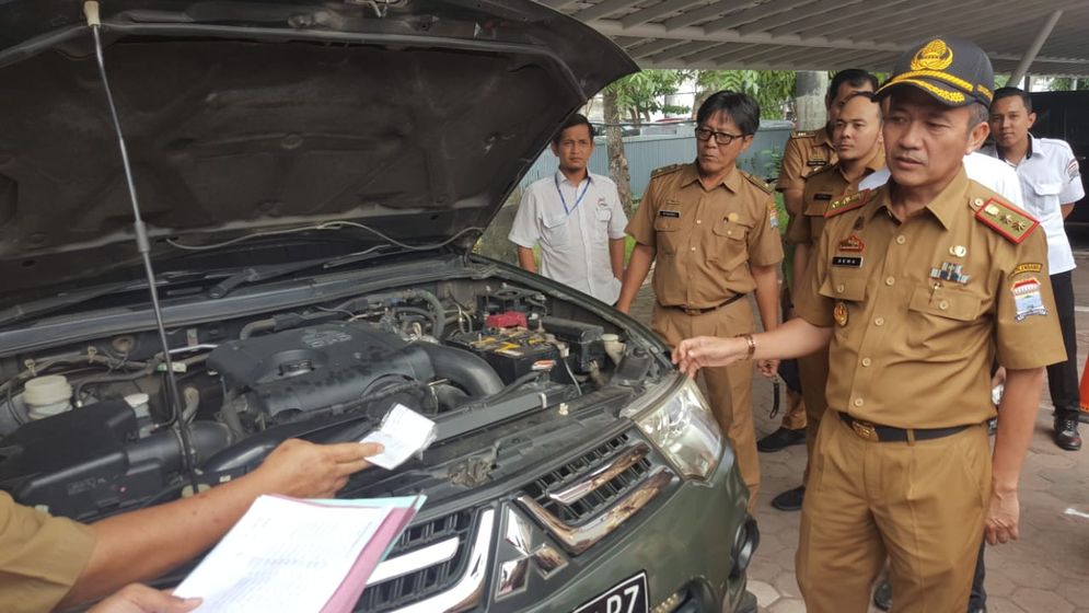 Sekretaris Kota Palembang Ratu Dewa memeriksa kendaraan dinas milik Pemerintah Kota Palembang.