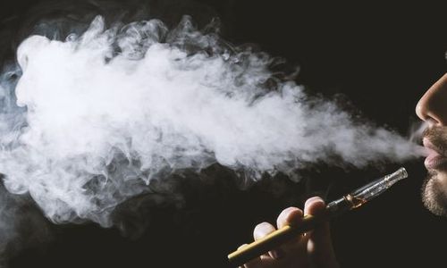 Foto Seseorang Sedang Menggunakan Rokok Elektrik