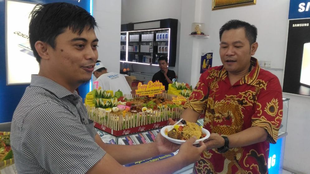 Ivan Sejahtera (Batik Merah) saat Anniversary Cahaya Fajar Telesindo