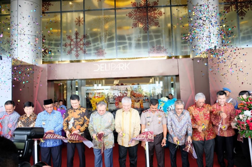 Dirut PT Agung Podomoro Land Tbk Bacelius Ruru, dua dari kanan, bersama walikota dan muspida Medan 