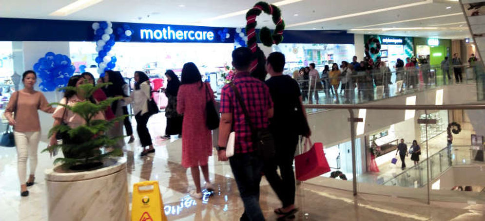 Warga Berjalan di Delipark Mall Medan. 