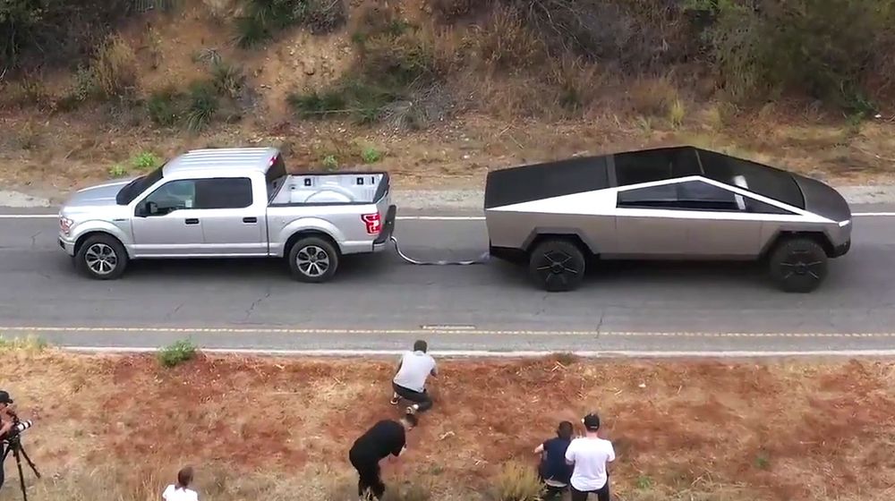 Uji Tarik-Menarik Ford F-150 dan Tesla Cybertruck