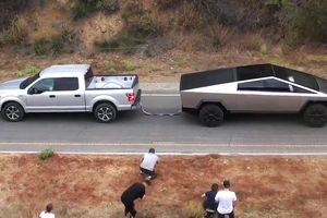 Uji Tarik-Menarik Ford F-150 dan Tesla Cybertruck