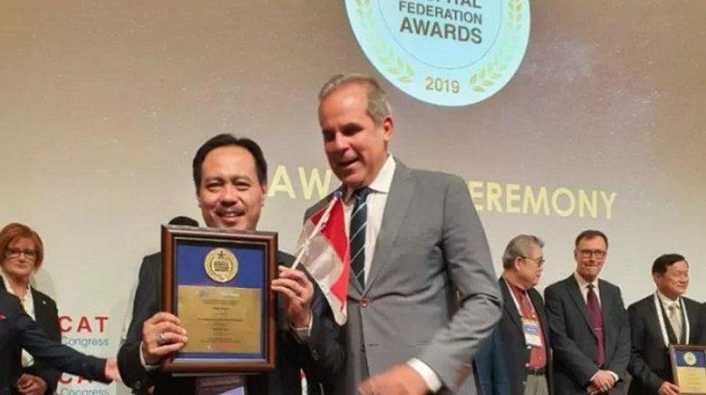 <p>Direktur RSUD dr Iskak Tulungagung, dr. Supriyanto Dharmoredjo (kiri) saat menerima Gold Award dalam forum International Hospital Federation Congress and Award ke-43 di Oman Jumat (8/11).</p>
