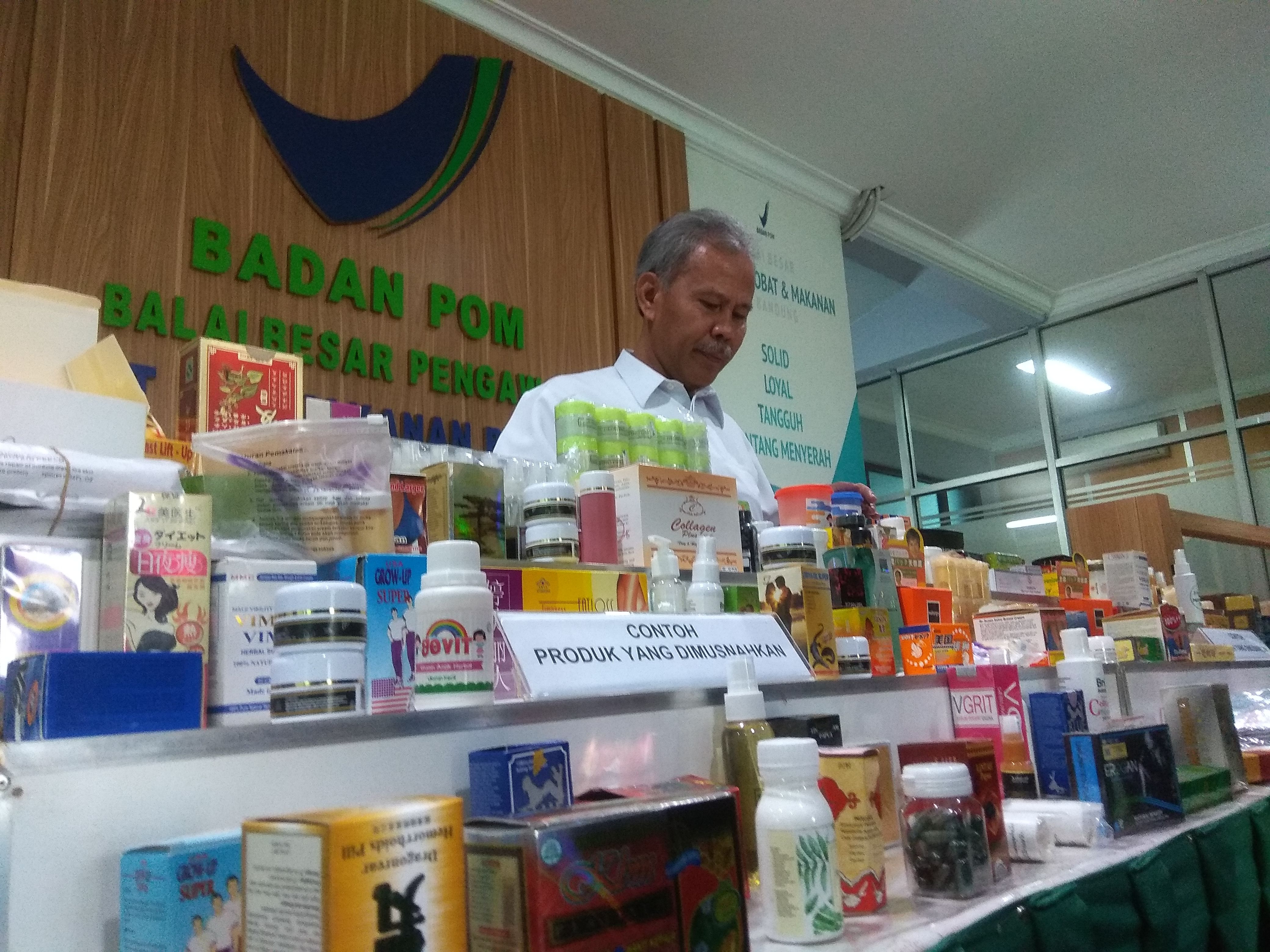 Bandung - Petugas Balai Besar Pengawas Obat dan Makanan (BBPOM) Bandung menunjukkan contoh produk ilegal mengandung zat berbahaya yang hendak dimusnahkan, Bandung, Senin, 2 Desember 2019.