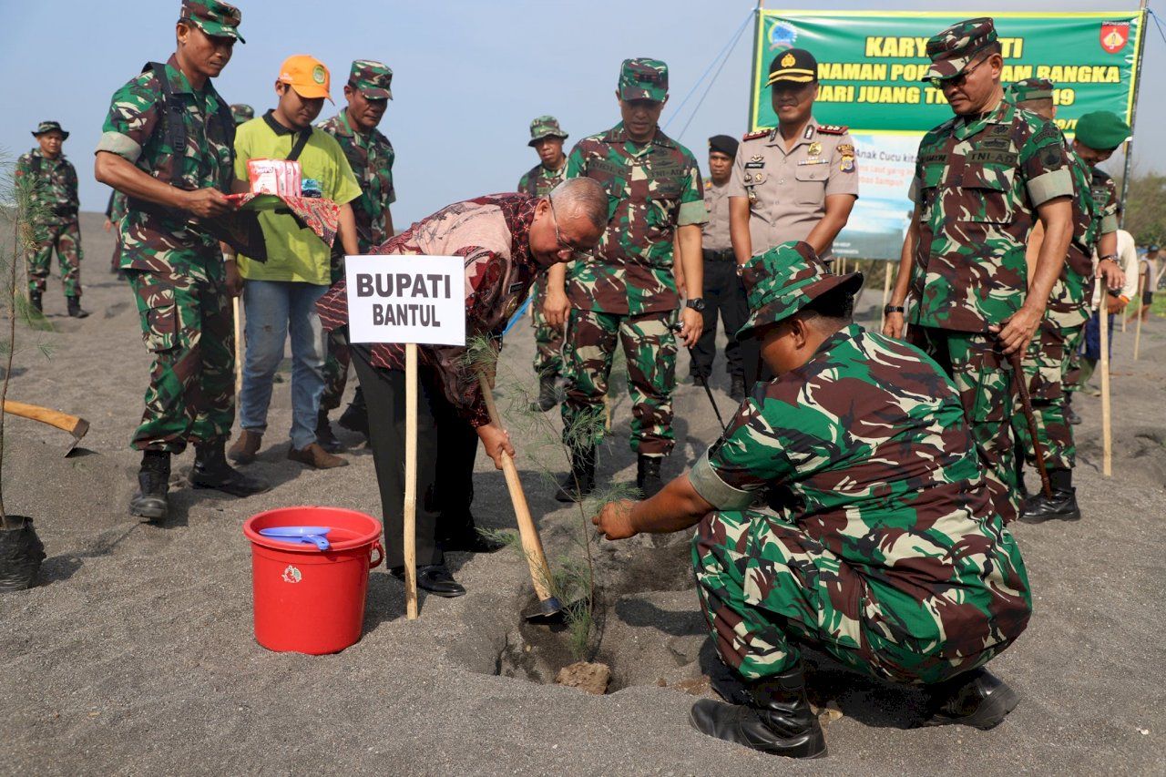 Bupati Bantul menanam pohon di Pantai Samas