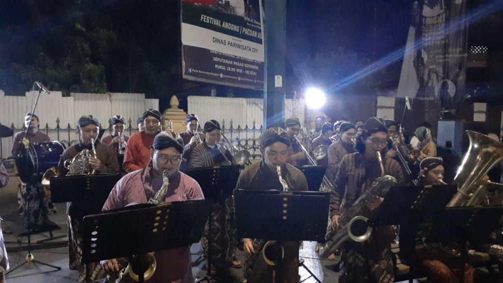 Penampilan Orkes Tiup Jogja di Malioboro