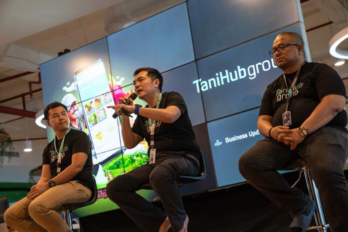 Pamitra Wineka (President of TaniHub Group), Vincentius Sariyo (Direktur of Tani Supply), Ivan Arie Sustiawan (CEO Tanihub Group)