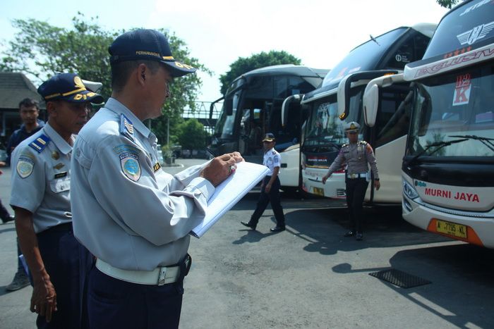 Pemeriksaan bus di Terminal Jombor