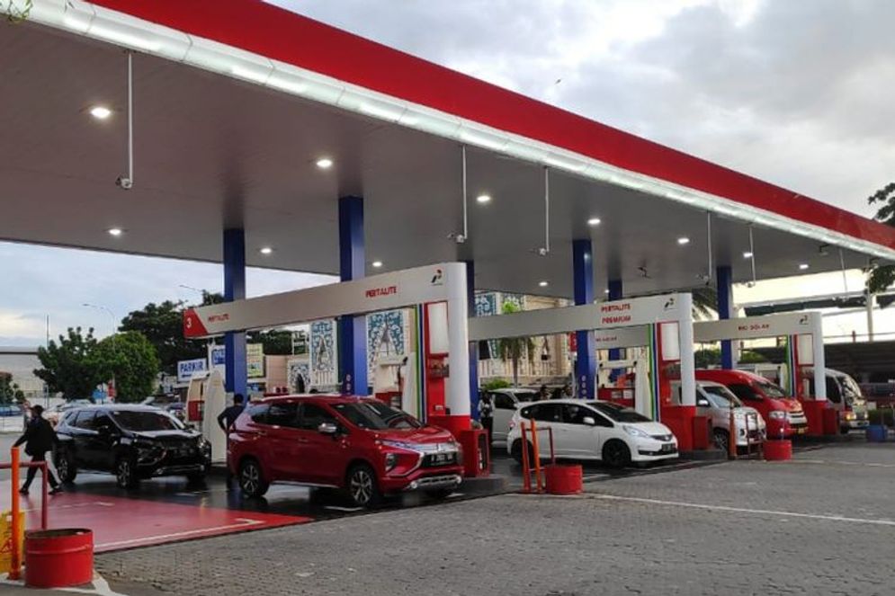 Kendaraan saat mengisi bahan bakar di SPBU Pertamina