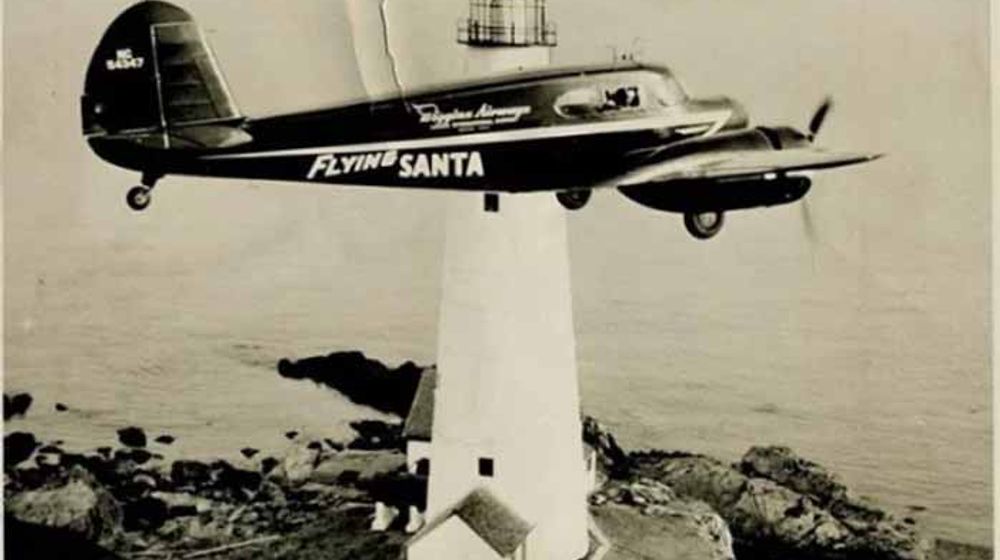 <p>Pesawat Flyng Santa terbang melewati Boston Lighthouse pada tahun 1947/ Koleksi Dolly Bicknell</p>
