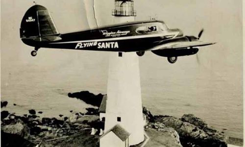 <p>Pesawat Flyng Santa terbang melewati Boston Lighthouse pada tahun 1947/ Koleksi Dolly Bicknell</p>