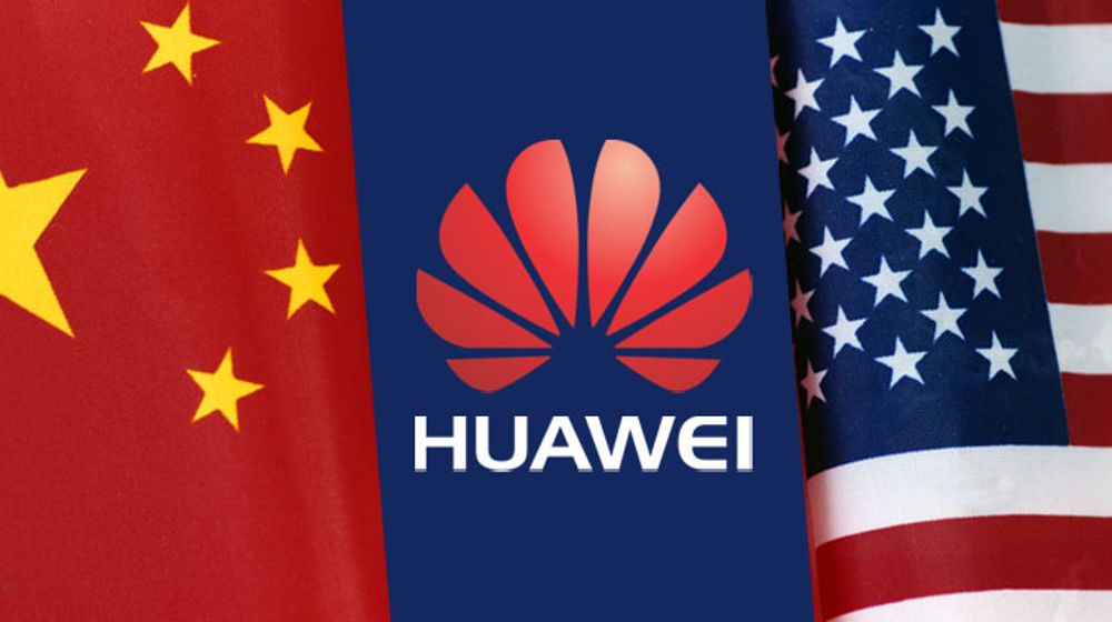 Logo Huawei di antara bendera RRT dan USA