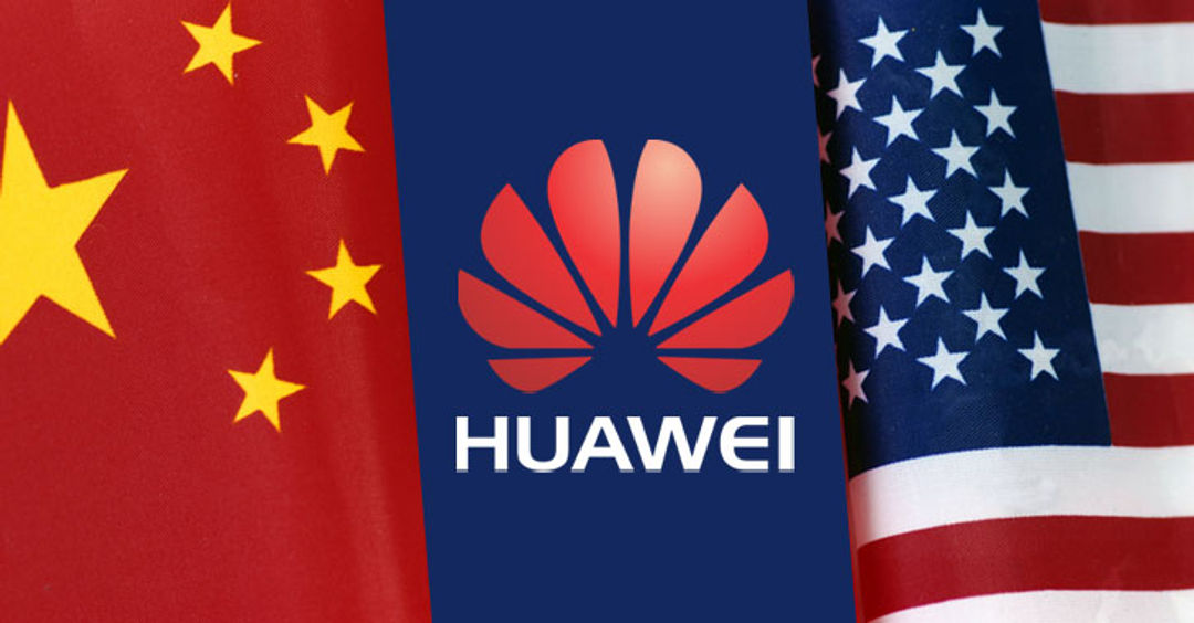 Logo Huawei di antara bendera RRT dan USA