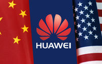Logo Huawei di antara bendera RRT dan USA