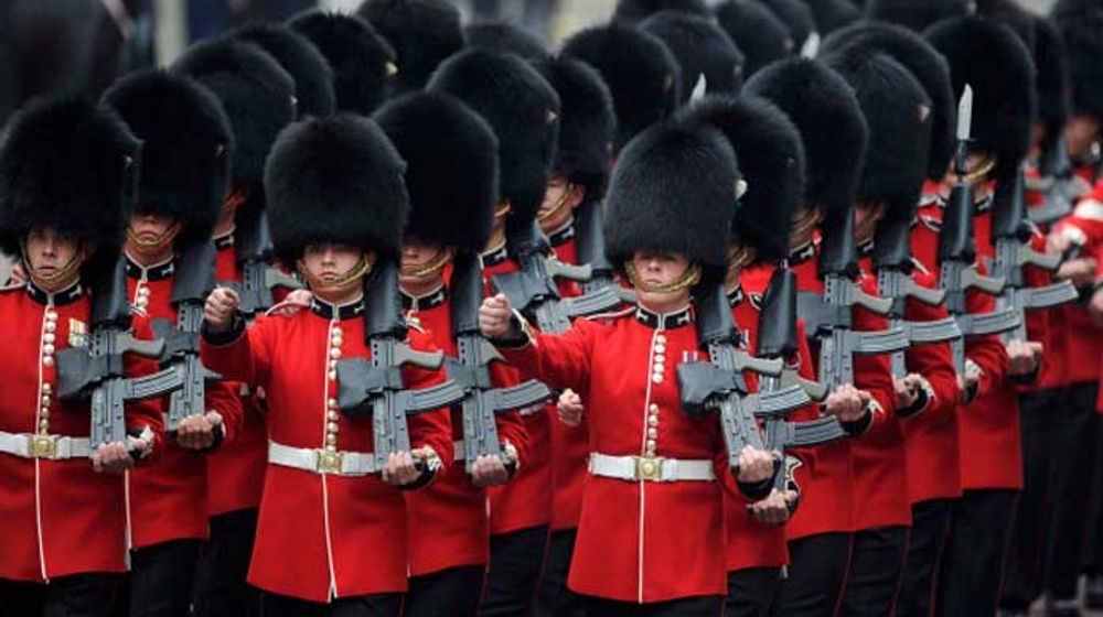 Queens Guard, Senyum Didenda, Pingsan Harus dengan Gaya