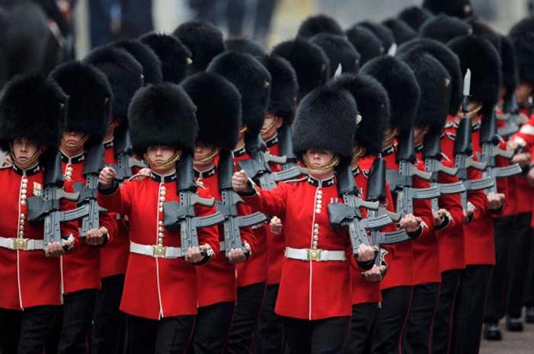 Queens Guard, Senyum Didenda, Pingsan Harus dengan Gaya