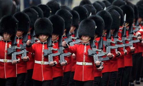 Queens Guard, Senyum Didenda, Pingsan Harus dengan Gaya