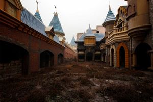 10 Bangunan Megah Yang Kini Mangkrak