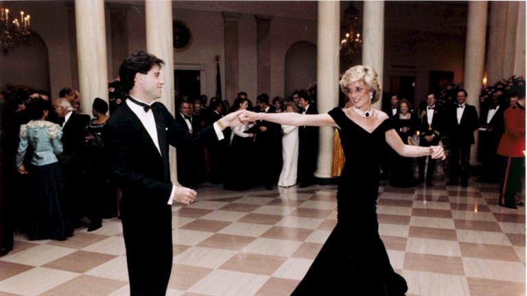 Gaun Yang Dikenalan Putri Diana Saat Berdansa dengan Travolta Gagal Terjual