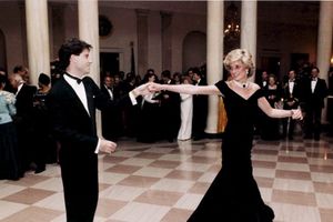 Gaun Yang Dikenalan Putri Diana Saat Berdansa dengan Travolta Gagal Terjual