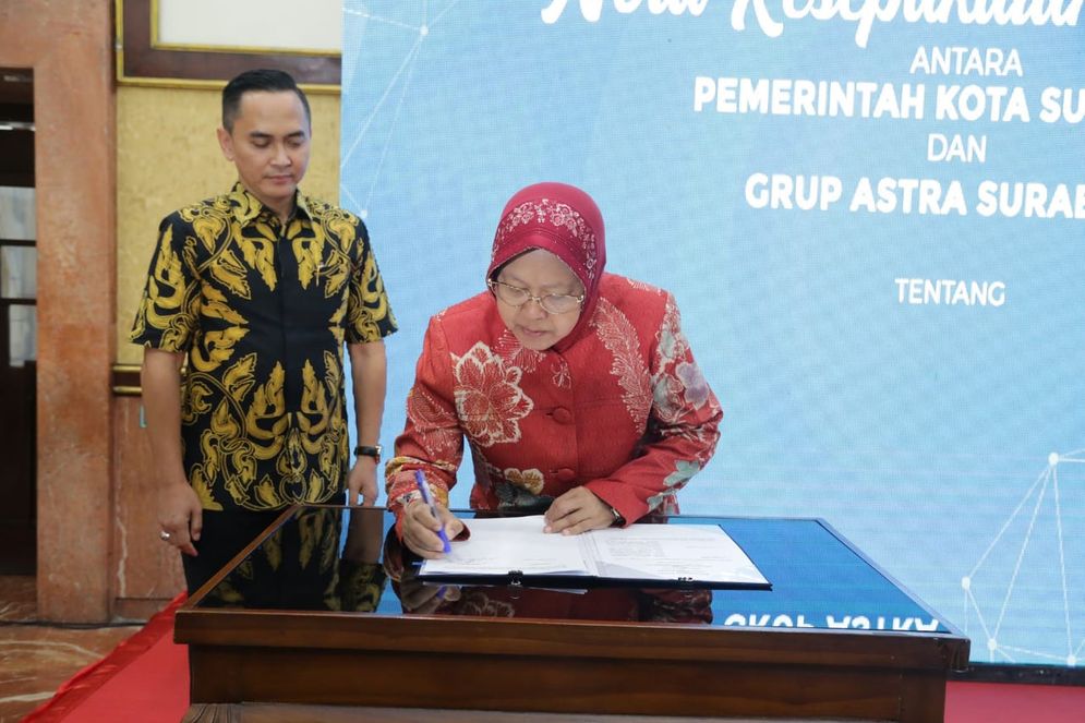 Wali Kota Surabaya Tri Rismaharini saat melakukan penanda tanganan kerjasama dengan Astra