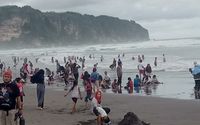 Suasana wisatawan di Pantai Parangtritis saat Tahun Baru 2020