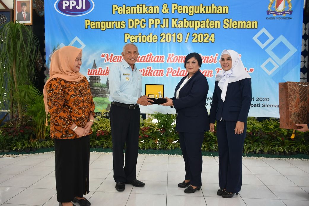 Bupati saat melantik anggota PPJI Sleman