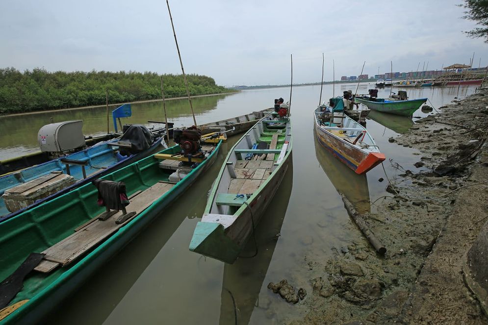 Kapal nelayan di pinggir Surabaya yang tak bisa melaut.