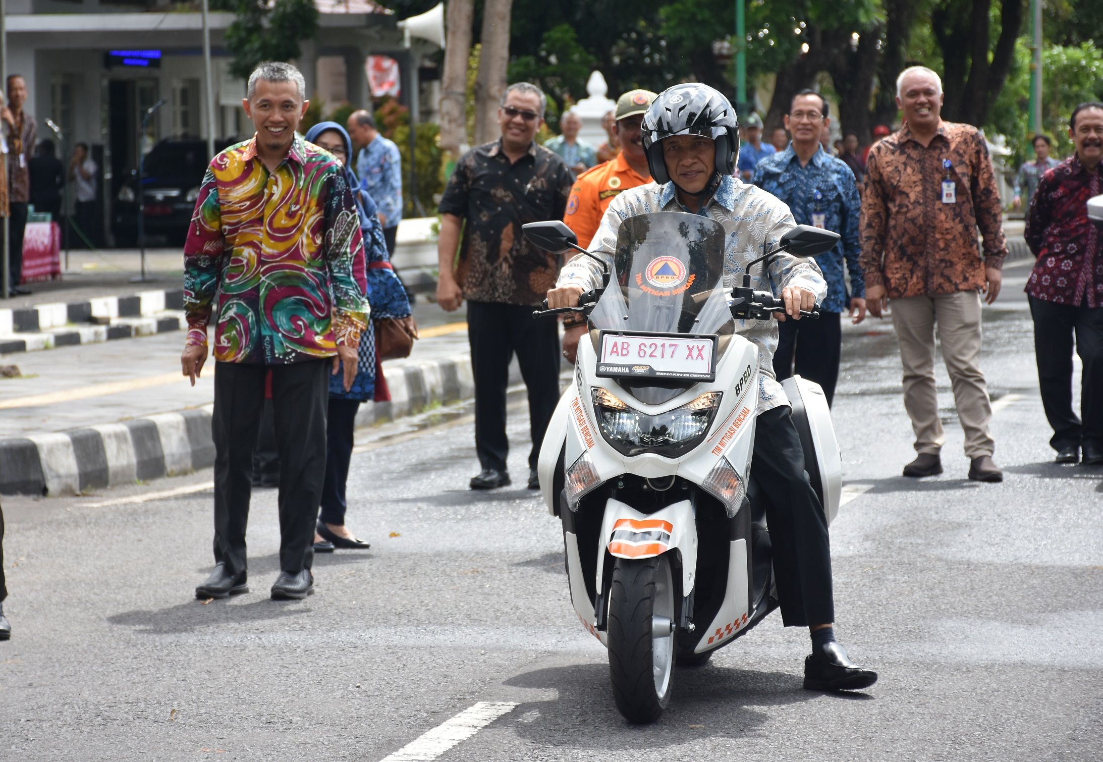 Bupati Sleman menyerahkan kendaraan operasional (Humas Sleman)