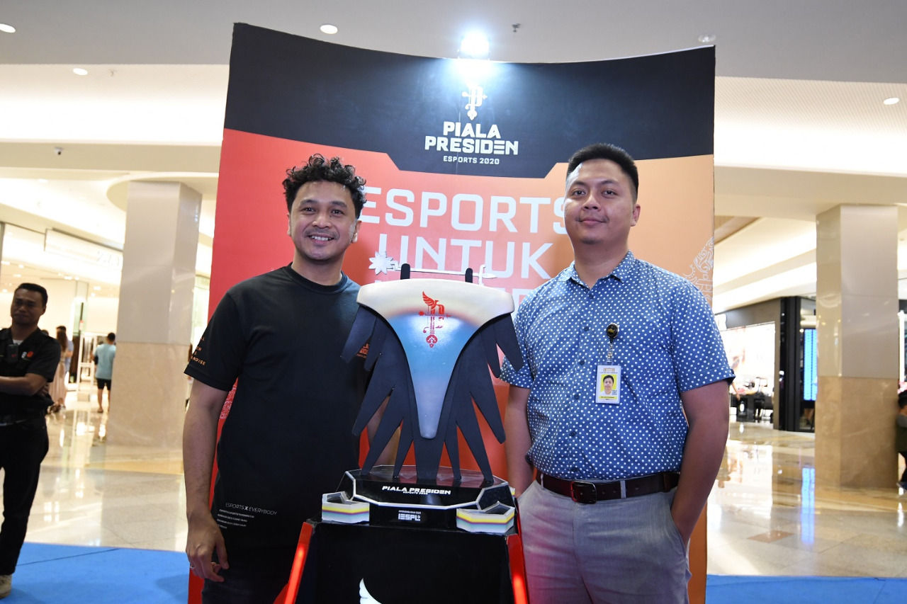CEO Indonesia Esports Premiere League (IESPL) Giring Ganesha bersama Tenaga Ahli Muda Kantor Staf Presiden (KSP) Aditya Syarief Darmasetiawan saat final di Surabaya, Minggu (12/1/2020) malam.